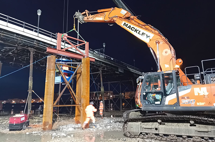 Worthing Pier - lifting the bearing beam into place, west side (17-11-2024)