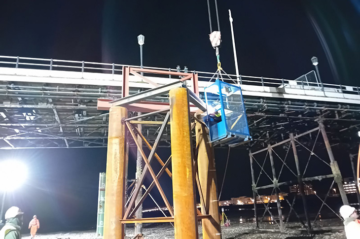 Worthing Pier - welding the bearing beam, west side (17-11-2024)