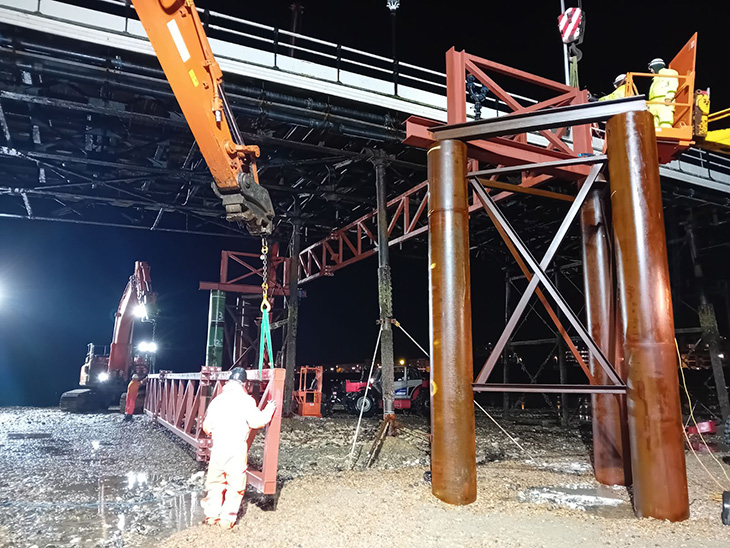 Worthing Pier - lifting in the southern truss (18-11-2024)