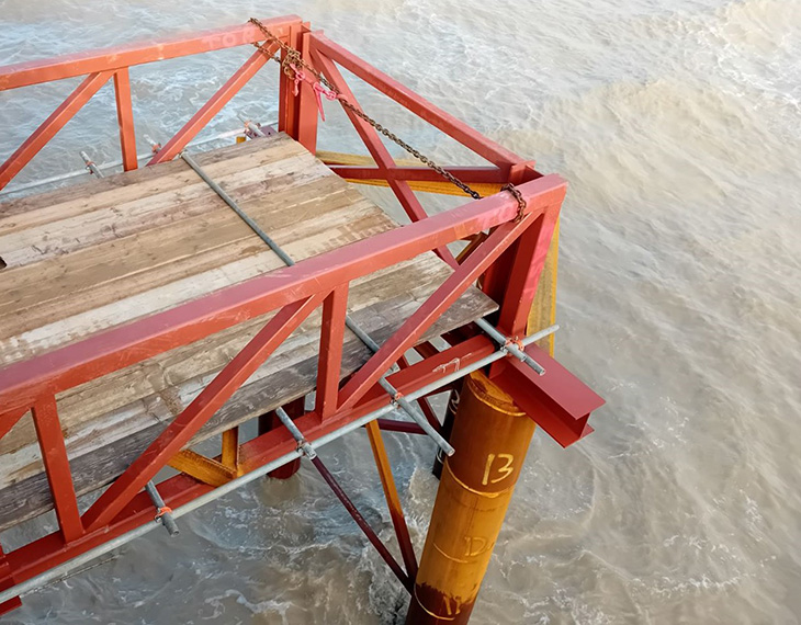 Worthing Pier - close up view of the piers, trusses, scaffolding and temporary working platform (25-11-2024)