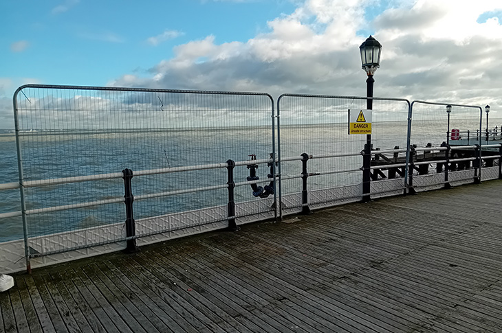 Worthing Pier - security fencing to stop access to the works under the pier (02-12-2024)